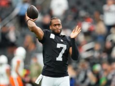 El mariscal de campo de los Raiders, Geno Smith, se disculpa por molestar a los fanáticos: ‘Tomé un mal juicio debido a la frustración’