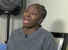 Una niña de diez años comparece ante el tribunal, acusada de violación e intento de asesinato de un niño de cinco años, ante la mirada impasible de los miembros de su familia.