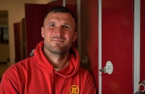 “Chris me sugirió jugar en Escocia, pero no quise… ahora me doy cuenta de que sería difícil encontrar una nación más obsesionada con el fútbol”: John Sutton sobre el camino que lo llevó de los Spurs a los semifinalistas de la Premier Sports Cup de hoy