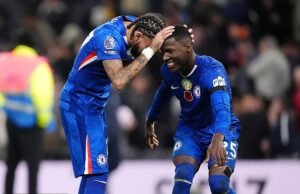 Tottenham 0-1 Chelsea: Gutsy Blues y el extraordinario Moisés Caicedo pueden desafiar al Arsenal por el título de la Premier League, escribe OLIVER HOLT después de la victoria sobre los miserables Spurs