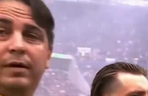 Cómo el famoso invasor logró rodear con el brazo a la estrella de Kangaroos, Cam Munster, y cantar el himno nacional: “debe haber sido el primo de Kevvie o algo así”