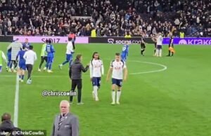 Momento embarazoso: dos estrellas del Tottenham fueron vistas blanqueando a Thomas Frank después de ser abucheados por fanáticos enojados luego de la derrota del Chelsea, mientras el jefe responde al esnobismo.