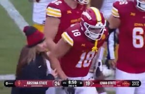 Momento aterrador: un jugador de fútbol universitario se desploma en el campo y es trasladado de urgencia al hospital después de una entrada repugnante