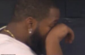 Estrella de los Azulejos filmada secándose las lágrimas después de la desgarradora derrota de la Serie Mundial ante los Dodgers