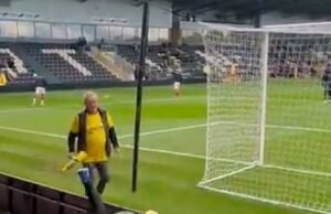 ¡No tan santo! La mascota ajena a la liga, Sammy the Saint, expulsada del choque de la Copa FA después de caer sobre una valla publicitaria y tropezar en la línea de banda.