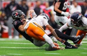 El mariscal de campo de los Texans, CJ Stroud, sufre una brutal lesión en la cabeza en una colisión con los Broncos rivales que provoca un tumulto