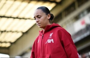 La estrella femenina del Liverpool es trasladada de urgencia al hospital después de sufrir una terrible lesión que retrasó el partido de la WSL más de 10 minutos.