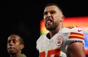 Travis Kelce se burla de los fanáticos de los Bills cuando ingresa al vestuario herido por un fuerte golpe del rival