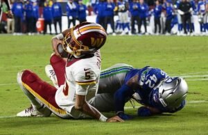 La estrella de la NFL Jayden Daniels sufre una horrible lesión en el codo… y los fanáticos enojados de Commanders culpan a su entrenador