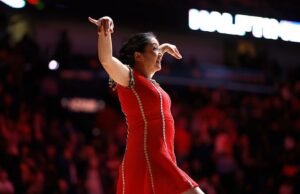 El icónico artista del medio tiempo Red Panda regresa a la NBA después de romperse la muñeca frente a Caitlin Clark