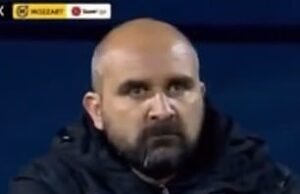 Nuevas imágenes revelan los momentos antes de que el entrenador de fútbol colapsara y muriera en medio del partido, dejando a sus jugadores incrédulos. Resulta que “se quejó del pescado que comió” unas horas antes.