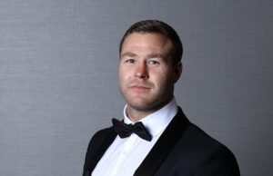 La estrella del fútbol Trent Merrin supuestamente le robó una fortuna a su propio compañero de equipo en una estafa en la que la policía allanó su casa.