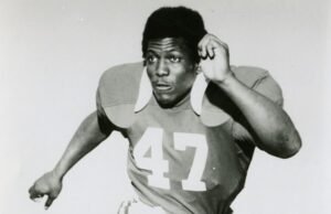 Woodrow Lowe, miembro del Salón de la Fama del fútbol americano universitario y héroe de los Chargers, muere a los 71 años