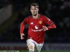 Man United ha convocado al hijo de Darren Fletcher a su equipo para enfrentarse al Tottenham y salvar su récord universitario de 88 años, después de que la estrella del mediocampo sufriera una lesión.