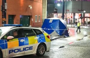 Una mujer de unos 30 años lucha por su vida después de que un atacante “al azar” la apuñalara en el cuello en una parada de autobús en el centro de la ciudad mientras arrestan a un hombre de unos 20 años