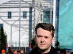 Un joven médico que bromeó en Twitter sobre gasear a “judíos” y dijo que los vídeos que calificaban el Holocausto como una farsa eran “bastante convincentes” y se salió con la suya con una advertencia.