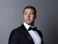 La estrella del fútbol Trent Merrin contraataca después de que la policía allanó su casa y lo arrestó por supuestamente robarle 140.000 dólares a su propio compañero de equipo.