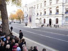 Día del Recuerdo EN VIVO: Los veteranos se preparan para desfilar frente al cenotafio después de que el rey Carlos y la familia real depositaran coronas de flores en honor a los muertos en el conflicto