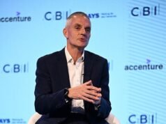 Tim Davie dimite como director general de la BBC tras una disputa por la edición engañosa del discurso de Donald Trump por parte de Panorama: el jefe de noticias de la corporación también abandona la emisora afectada por la crisis