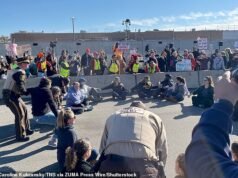 Madres rebeldes de los suburbios arrestadas durante una sentada frente a las instalaciones de ICE