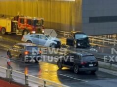 El tráfico en Kingsway se retrasa en Melbourne después de que una dramática persecución policial termina en un accidente