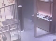 Un carterista roba el bolso de una mujer dentro de Selfridges después de colocarlo en el asiento mientras espera que la atiendan.