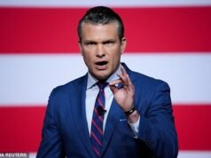 Hegseth está acusada de torpedear a un oficial pionero del SEAL Team Six como parte de una purga anti-DEI, apenas unas semanas antes de que ella asumiera el puesto más alto.