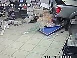 Impactante momento en que una camioneta robada choca contra una tienda Tesco antes de que el conductor robe más de £ 3,000