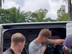 El momento británico ataca a un hombre del Medio Oriente que “puso sus pies descalzos en el reposacabezas durante un recorrido en autobús y arremetió cuando le pidieron que los bajara”