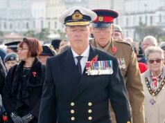 Almirante ‘falso’ con medallas sospechosas provoca una ola de acusaciones airadas de los veteranos después de presentarse para depositar una corona en el evento del Domingo del Recuerdo