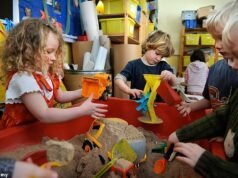 La saga de la arena de amianto se intensifica a medida que más de una docena de escuelas CERRAN por temor a que los niños puedan quedar expuestos a fibras mortales