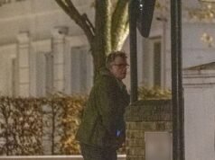 Lord Mandelson, despedido, fue sorprendido haciendo sus necesidades contra el muro de un jardín después de una visita nocturna a la casa de George Osborne en Notting Hill.