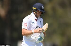 Joe Root y Harry Brook FALLAN durante el calentamiento previo a Ashes en señales preocupantes para Inglaterra, mientras el ex entrenador de Australia Darren Lehmann se convierte en el último australiano en apuntar junto a Ben Stokes