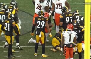 Estrella de la NFL EXPULSADA por golpear a su rival mientras el tenso choque entre Bengals y Steelers explota en impactantes escenas de violencia