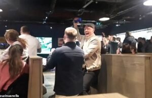 Los aficionados de la República de Irlanda celebran en el aeropuerto de Dublín después de que el gol de Troy Parrott en el minuto 96 asegurara su lugar en los play-offs de la Copa del Mundo.
