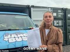 Bonnie Blue FALSIFICA un documento del gobierno australiano que afirma que puede ingresar a Australia