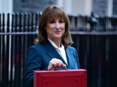 Con una sonrisa que dice que si trabajas duro y ahorras con prudencia, voy por ti, Reeves lanza 43 aumentos de impuestos a pesar de redadas maliciosas contra quienes luchan, para derrochar miles de millones en Benefits Street.