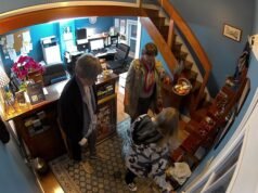 Momento: una turista británica y cómplice ‘roba £30.000 en buen vino’ en un atrevido atraco de distracción en Estados Unidos mientras se enfrenta a hasta 50 años de prisión