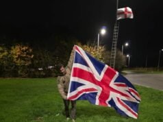 El consejo cancela el contrato de £ 9.000 del arbolista porque colocó banderas de la Unión y cruces de San Jorge en farolas