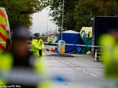 Hombre de 31 años arrestado en el aeropuerto de Manchester acusado de terrorismo en relación con el ataque a la sinagoga de Heaton Park que dejó dos muertos