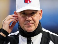 Clete Blakeman, ejecutivo de la NFL, falla el lanzamiento de una moneda en tiempo extra, lo que provocó otra pérdida de balón antes de que los Colts vencieran a los Falcons.