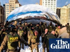 ‘Esto es Estados Unidos fascista’: Anish Kapoor puede emprender acciones legales después de que agentes fronterizos posaran frente a su escultura | Anish Kapoor