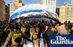 ‘Esto es Estados Unidos fascista’: Anish Kapoor puede emprender acciones legales después de que agentes fronterizos posaran frente a su escultura | Anish Kapoor