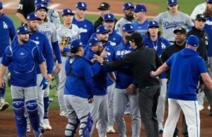 Bancos despejados después de que Jays SS Andrés Giménez fuera golpeado por un lanzamiento