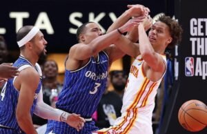 Desmond Bane de Magic lanza después de una falta y dispara una pelota a Okongwu