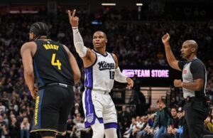 Golden State, con escasez de personal, toma ventaja de dos dígitos