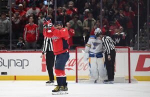 Binnington, de los Blues, intenta esconder el disco del gol número 900 de Ovechkin