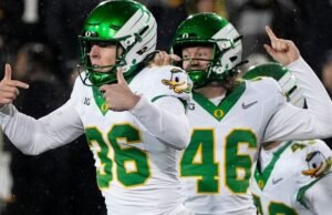 Oregon salva las esperanzas de la CFP y se escapa de Iowa con una canasta de último segundo
