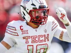Jacob Rodríguez posa como Heisman en la victoria de Texas Tech