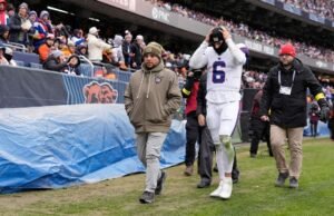 El mariscal de campo de los Giants, Jaxson Dart, sufre una conmoción cerebral en la derrota ante los Bears